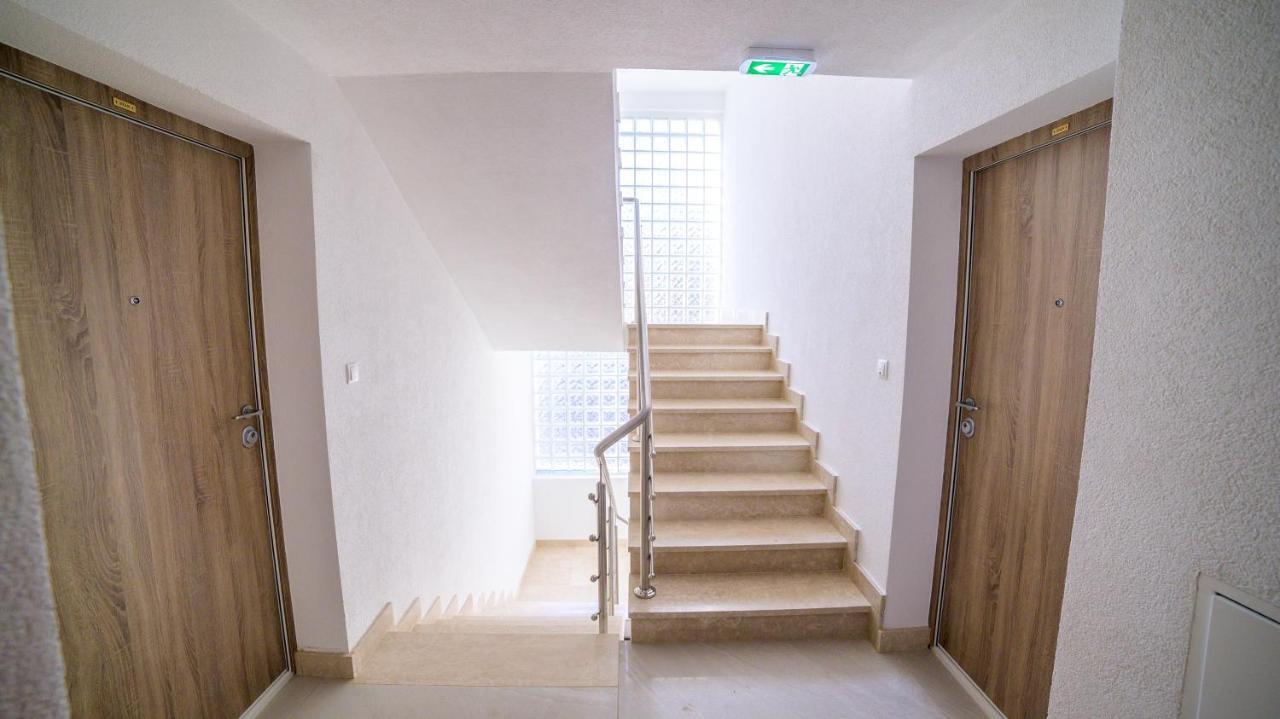 Sun Square Apartments Тузла Екстериор снимка